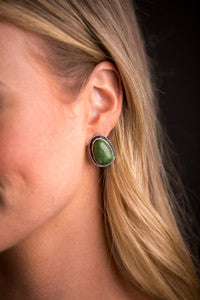 Green post earring with burnished silver rope border