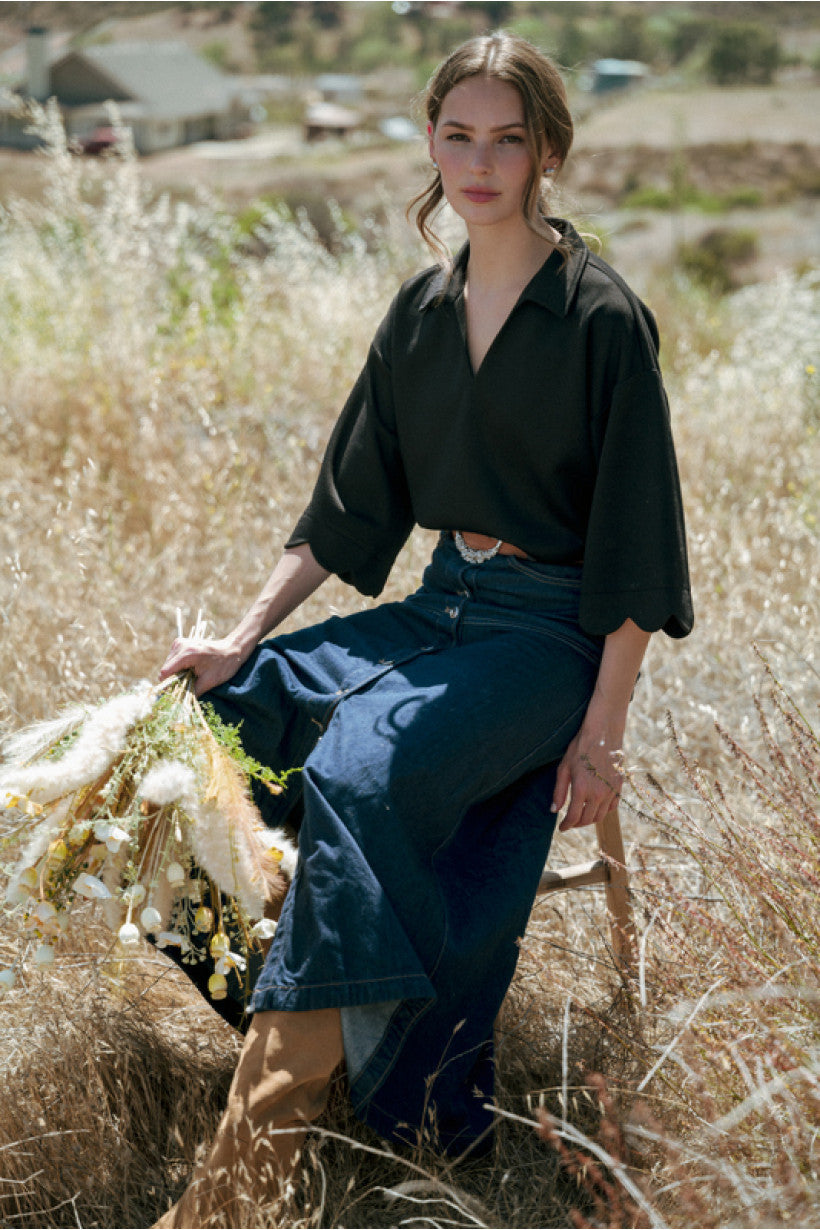 Black Scallop v Neck